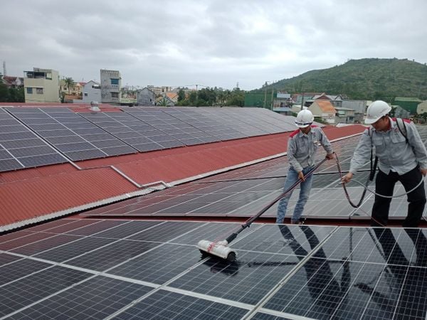 Dịch vụ vệ sinh và bảo trì hệ thống năng lượng mặt trời